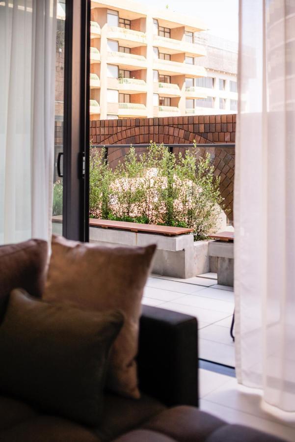 Skye Suites シドニー エクステリア 写真 A view of the garden from the living room